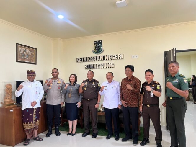 
					Kasdim Klungkung Bersama Forkopimda Sambut Kunjungan Kajati Bali