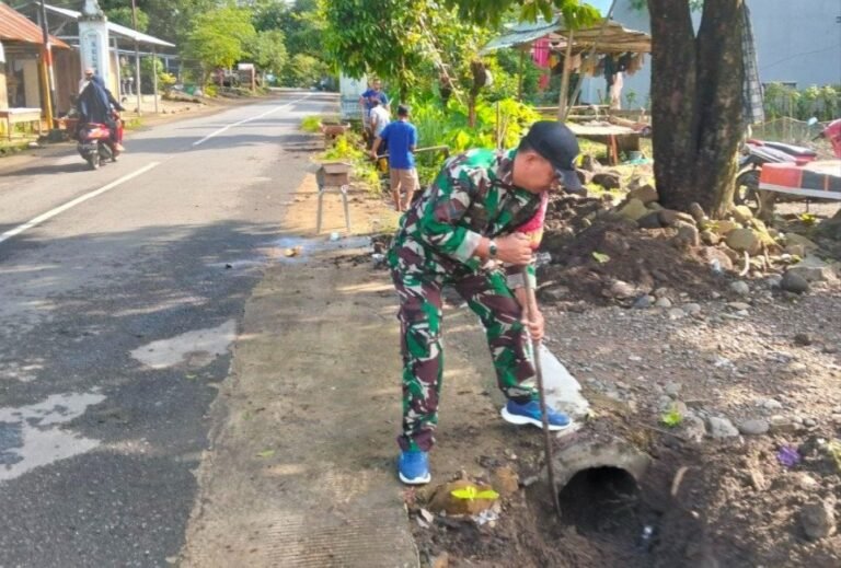 Babinsa Koramil 08/Bontonompo Bersama Warga Karya Bakti Bersihkan Ruas Jalan dan Saluran Air