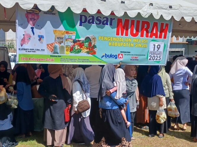 
Satgas TMMD ke-123 Kodim 1424/Sinjai Gelar Pasar Murah di Pembukaan TMMD Kabupaten Sinjai