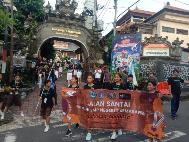 
Babinsa Semarapura Tengah Kawal Jalan Sehat HUT Ke 46 SMP N 2 Semarapura