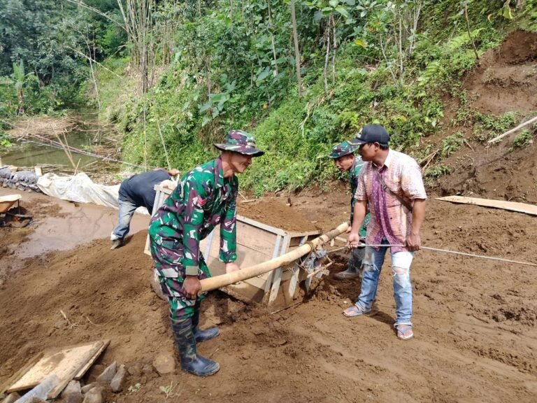 Kodim 0821 Lumajang Mulai Pra TMMD ke-123, Lebarkan Akses Jalan di Desa Burno