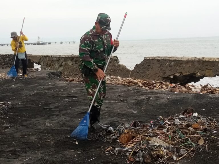 Kolaborasi Masyarakat dan Pemerintah Atasi Sampah di Pantai Ampenan