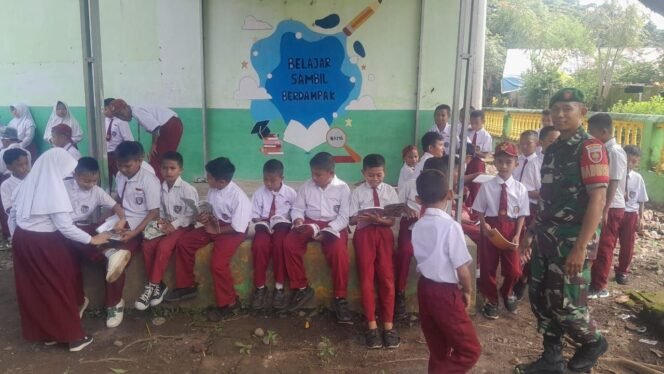 
					Sukseskan Perpustakaan Keliling, Babinsa Koramil 08 Bontonompo Mengunjungi SDN Bontonompo