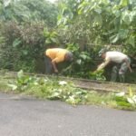 Cegah Banjir, Babinsa Koramil 01 Somba Opu bersama warga Gelar Karya Bakti Bersihkan Saluran Air