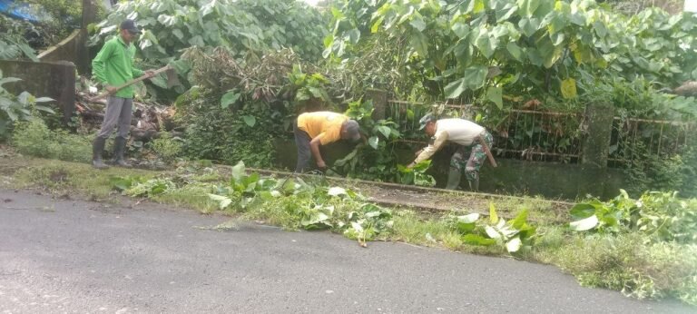 Cegah Banjir, Babinsa Koramil 01 Somba Opu bersama warga Gelar Karya Bakti Bersihkan Saluran Air