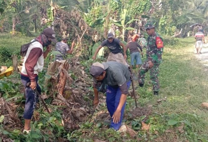 
					Serka Theofilus, Anggota Koramil 1307-02/Pamona Puselemba, Gelar Kerja Bakti di Desa Tiu