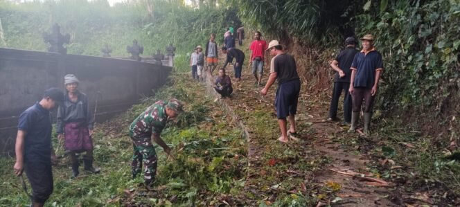 
					Peran aktif Babinsa Desa Tembuku Laksanakan Gotong Royong bersama Warga Pembersihan Sepanjang Jalan Banjar Penida Kaja
