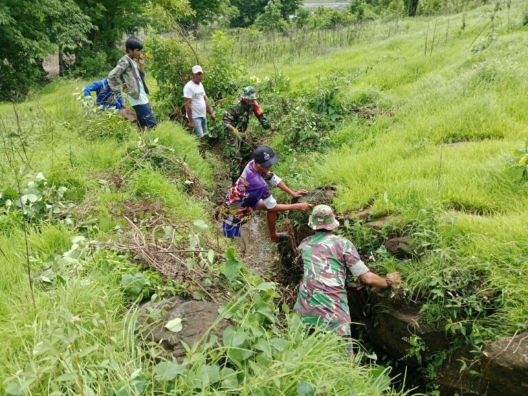 Koramil 1425-02/Bangkala Bersama Warga Gelar Karya Bhakti Pembersihan Saluran Air