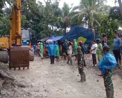 Babinsa 1621-02 Amanuban Tengah Gerak Cepat Bantu Warga di Tanah Longsor