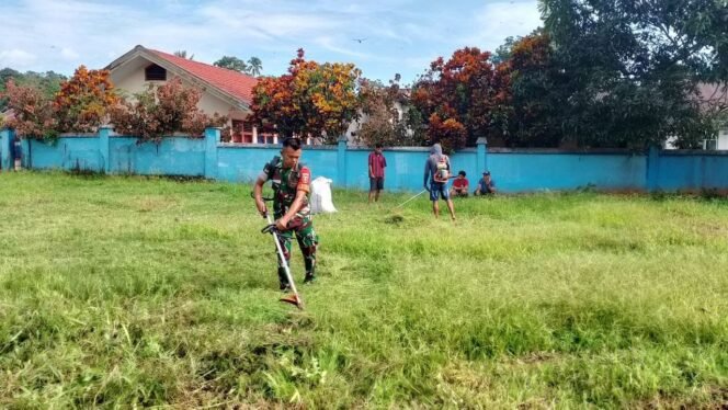 
					Babinsa Songing Koramil 05/Sinjai Selatan Kodim 1424/Sinjai Gelar Karya Bakti Pembersihan Lapangan Sepak Bola