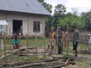 Gotong Royong Bersama Warga dan Aparat Desa Babinsa Bangun Sinergitas