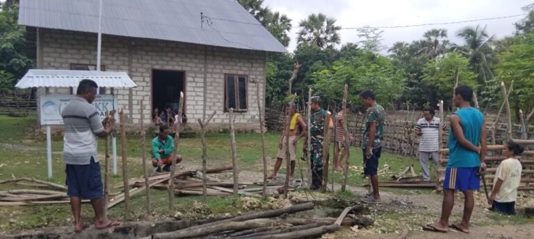 Gotong Royong Bersama Warga dan Aparat Desa Babinsa Bangun Sinergitas