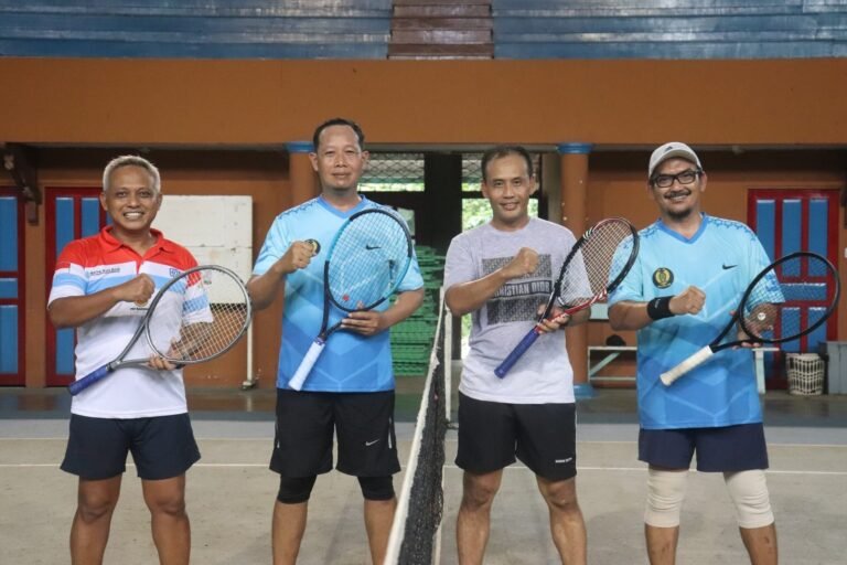 TINGKATKAN SOLIDITAS DAN SINERGITAS, DANREM 121/ABW BRIGJEN TNI PURNOMOSIDI, S.I.P., M.A.P., M.HAN., OLAHRAGA TENIS BERSAMA DANDIM DAN FORKOPIMDA KABUPATEN KAPUAS HULU