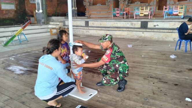 
					Bukti Nyata Peduli Kesehatan Warga, Babinsa Koramil 04/Kintamani Dampingi Kegiatan Posyandu Balita dan Lansia