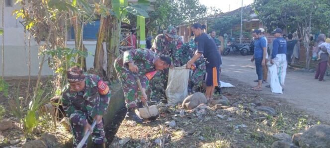 
					Personel Koramil 1426-07/Pattallassang, Bersama Warga Gotong Royong Bersihkan Saluran Air
