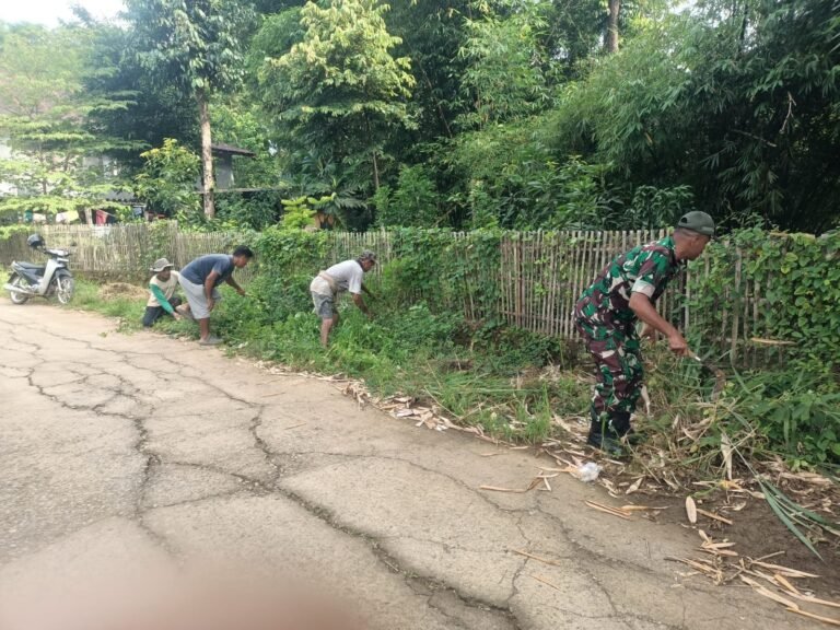 Jaga Kebersihan Lingkungan, Babinsa Maros Ajak Warga Gelar Kerja Bakti