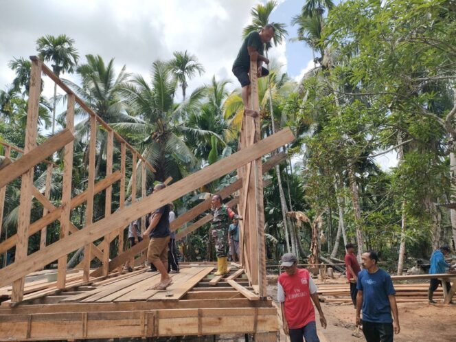 
					Pra-TMMD ke-123, Personel Kodim 0314/Inhil Bangun Rumah Tidak Layak Huni