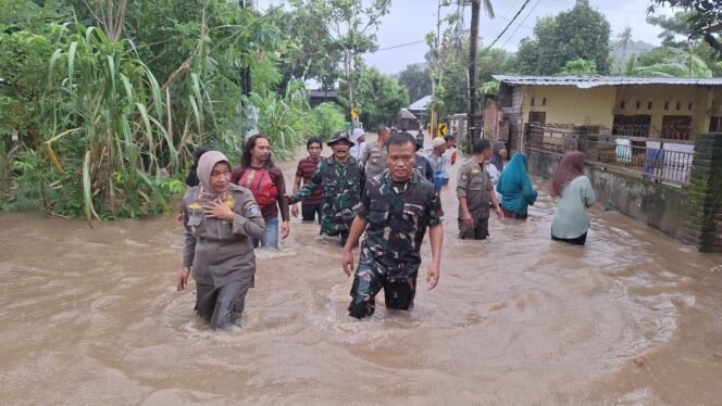 
Banjir Akibat Cuaca Ekstrem Rendam Sejumlah Wilayah di Lombok Barat