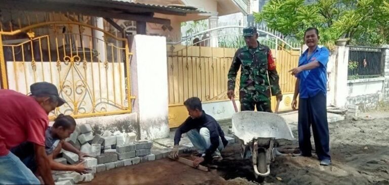 Babinsa Biringere Koramil 01/Sinjai Utara Kodim 1424/Sinjai Bersama Warga Gotong Royong Pemasangan Paving Block