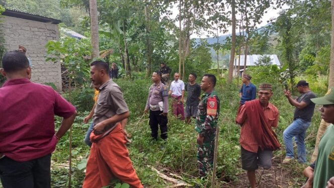 
					Babinsa Koramil 1612-07/Satarmese Hadiri Mediasi Permasalahan Tanah di Kantor Desa Ngkaer