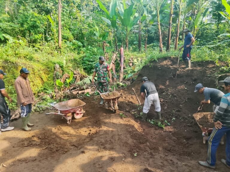 Gotong Royong Warga dan Babinsa Jambekumbu, Percepat Pembangunan Plesterisasi Masjid