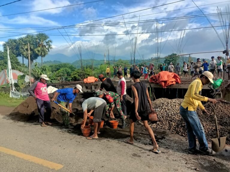 Babinsa Desa Na’e Ikut Gotong Royong Pengecoran Masjid Sabilul Mahmudin