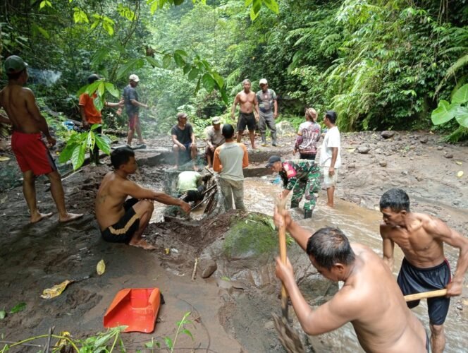 
Koramil 1614-01/Dompu bersama warga bersihkan sumber mata air