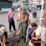 Cegah wabah penyakit, Babinsa Koramil 1614-01/Dompu bersihkan saluran air.