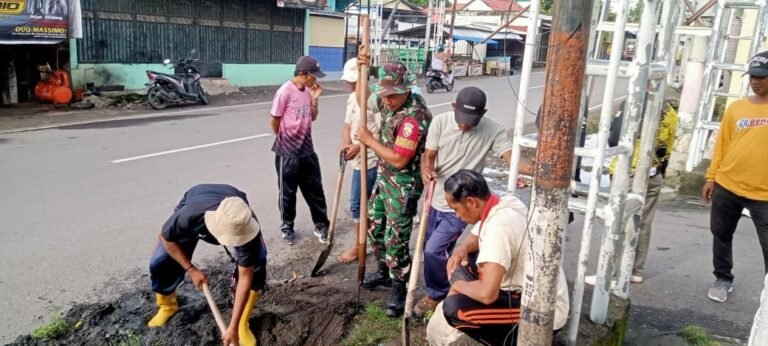 Cegah wabah penyakit, Babinsa Koramil 1614-01/Dompu bersihkan saluran air.