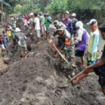 Babinsa Nipa Bersama Kelompok Tani Gotong Royong Bersihkan Irigasi Pascabanjir