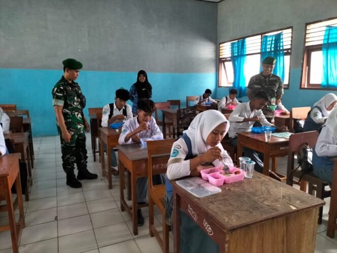 
Dukung Program MBG Danramil 1608-01/Rasanae Dampingi Pembagian Makanan Bergizi Gratis di Kota Bima