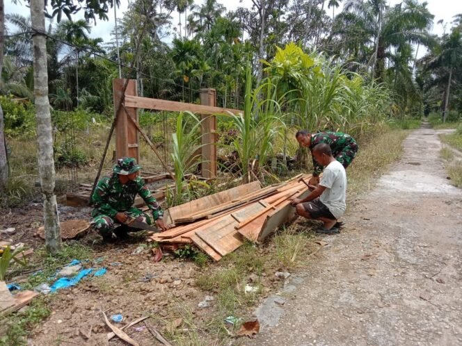 
Kebersamaan TNI dan Warga Inhil, Gotong Royong Percepat Pembangunan Sumur Bor