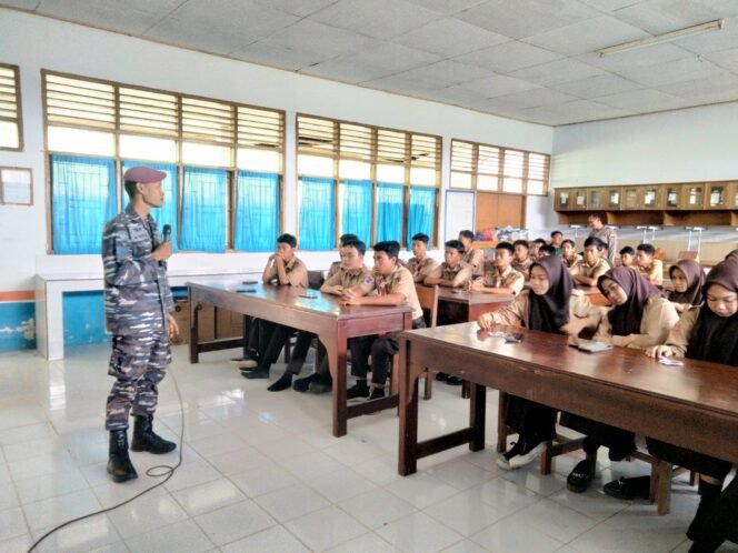 
					Satgas TMMD Ke-123 Kodim 1424/Sinjai Berikan Kampanye Penerimaan Prajurit TNI Kepada Siswa SMAN 4 Sinjai
