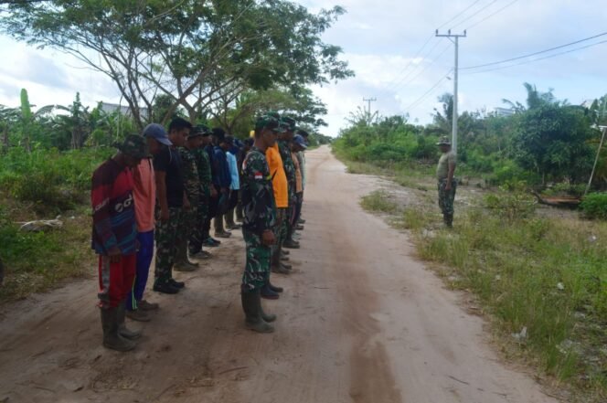 
					Satgas TMMD Kodim 1014/Pbn dan Warga Gelar Apel Pagi Sebelum Gotong Royong Bersihkan Jalan Desa