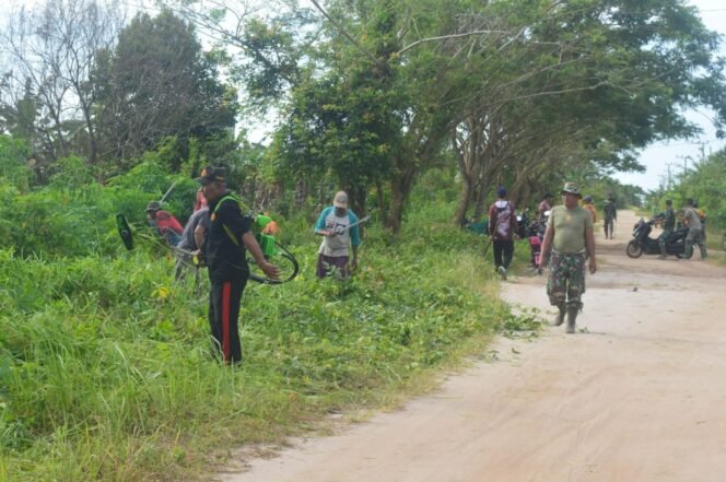 
					Terlihat Kekompakan Satgas TMMD Ke 123 Kodim 1014/Pbn dan Warga Saat Laksanakan Jum’at Bersih