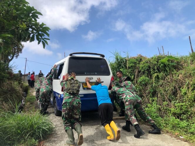 
Anggota Satgas TMMD Dim 0304/Agam Membantu Mobil Angkutan Umum Yang Tidak Kuat Menanjak