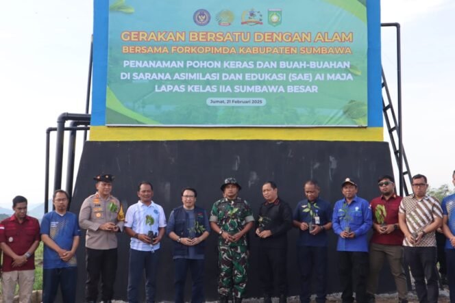 
					Gerakan Bersatu dengan Alam: Kodim 1607/Sumbawa Bersama Forkopimda Kabupaten Sumbawa Gelar Aksi Penanaman Pohon