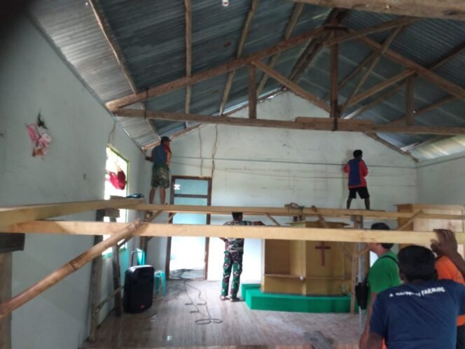 
					Satgas TMMD Ke-123 Kodim 1601 Sumba Timur dan Warga Mulai Pasang Keramik Dan Plafon Gereja Kaliuda