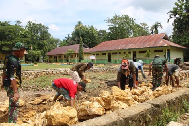 
Semangat Kebersamaan, Satgas TMMD Kodim 1416/Muna dan Warga Gotong Royong Bangun Fondasi Sekolah
