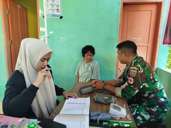
Warga Desa Lamatti Riawang Antusias Cek Kesehatan di Pos Tim Kesehatan Satgas TMMD Kodim 1424/Sinjai