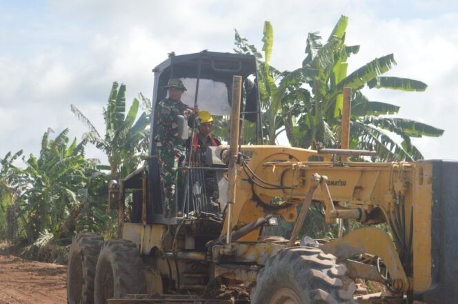 
					Pastikan Pekerjaan Optimal, Satgas TMMD Kodim 1014/Pbn Beri Instruksi kepada Operator Alat Berat