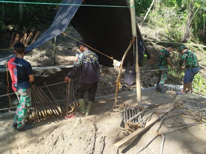 
					Satgas TMMD Ke-123 Kodim 1424/Sinjai Mulai Pasang Rangka Besi Pengecoran Tiang Penyangga Jembatan