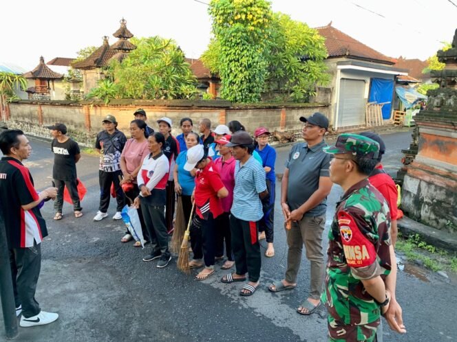 
					Sikat Sampah Plastik, Babinsa Satra Bersinergi Gelar Karya Bakti