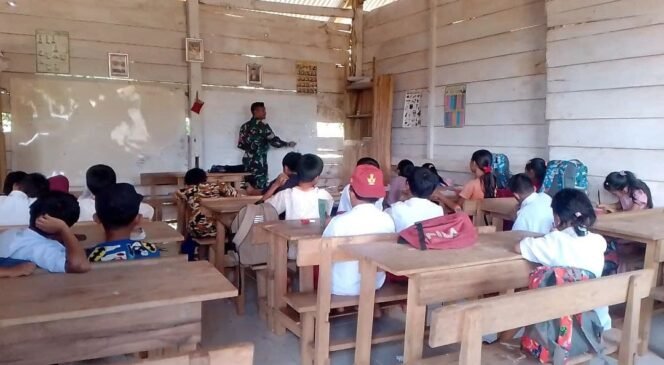 
Cerdaskan Anak Bangsa, Babinsa Maros Jadi Tenaga Pendidik di Desa Terpencil Guna Wujudkan Cita-Cita Anak Desa