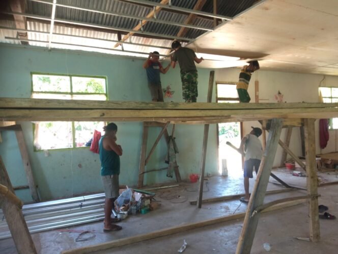 
					Gerak cepat, Satgas TMMD 123 Kodim 1601/ST Mulai memasang Plafon di Gereja GKS Hanggoro