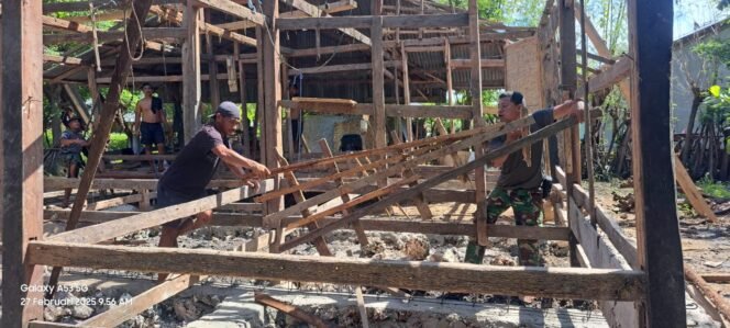 
					Satgas TMMD Ke-123 Kodim 1601/Sumba Timur dan Warga Gotong Royong Bangun Rumah Layak Huni