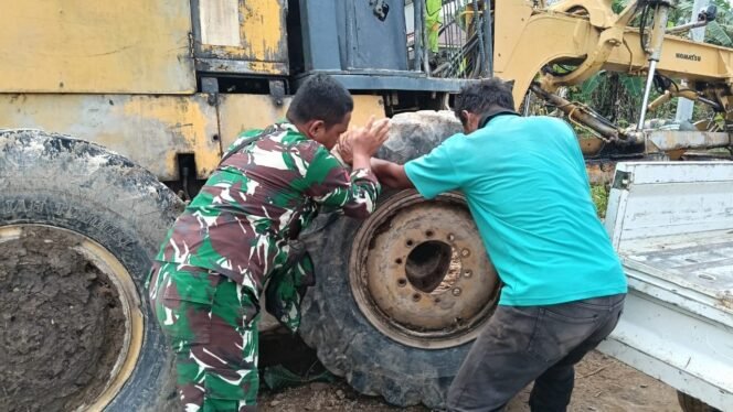 
					Gerak Cepat Personil Satgas TMMD Bantu Perbaiki Ban Grader Bocor