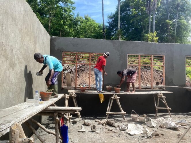 
					Ketelitian Dan Gotong Royong! Satgas TMMD dan Warga Desa Lanaus Memplester Tembok Sekolah Baru SDN Lanaus.