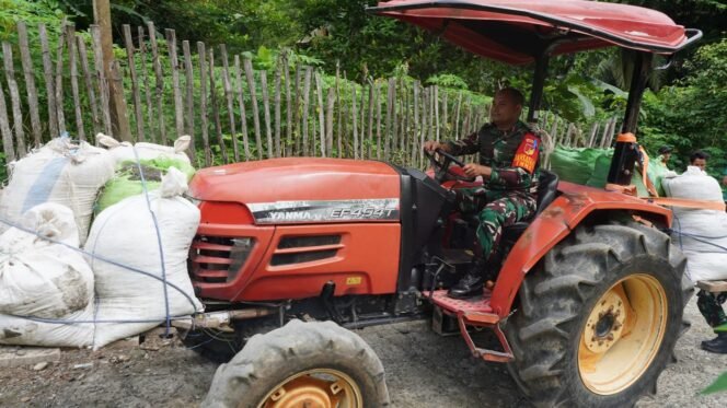 
					Dansatgas TMMD Kodim 1311/Morowali Turun Langsung Distribusikan Material ke Lokasi Pembangunan