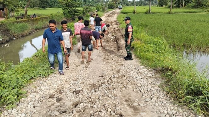 
Babinsa Koramil 1409-08/Bontonompo Bersama Warga Perbaiki Jalan Usaha Tani